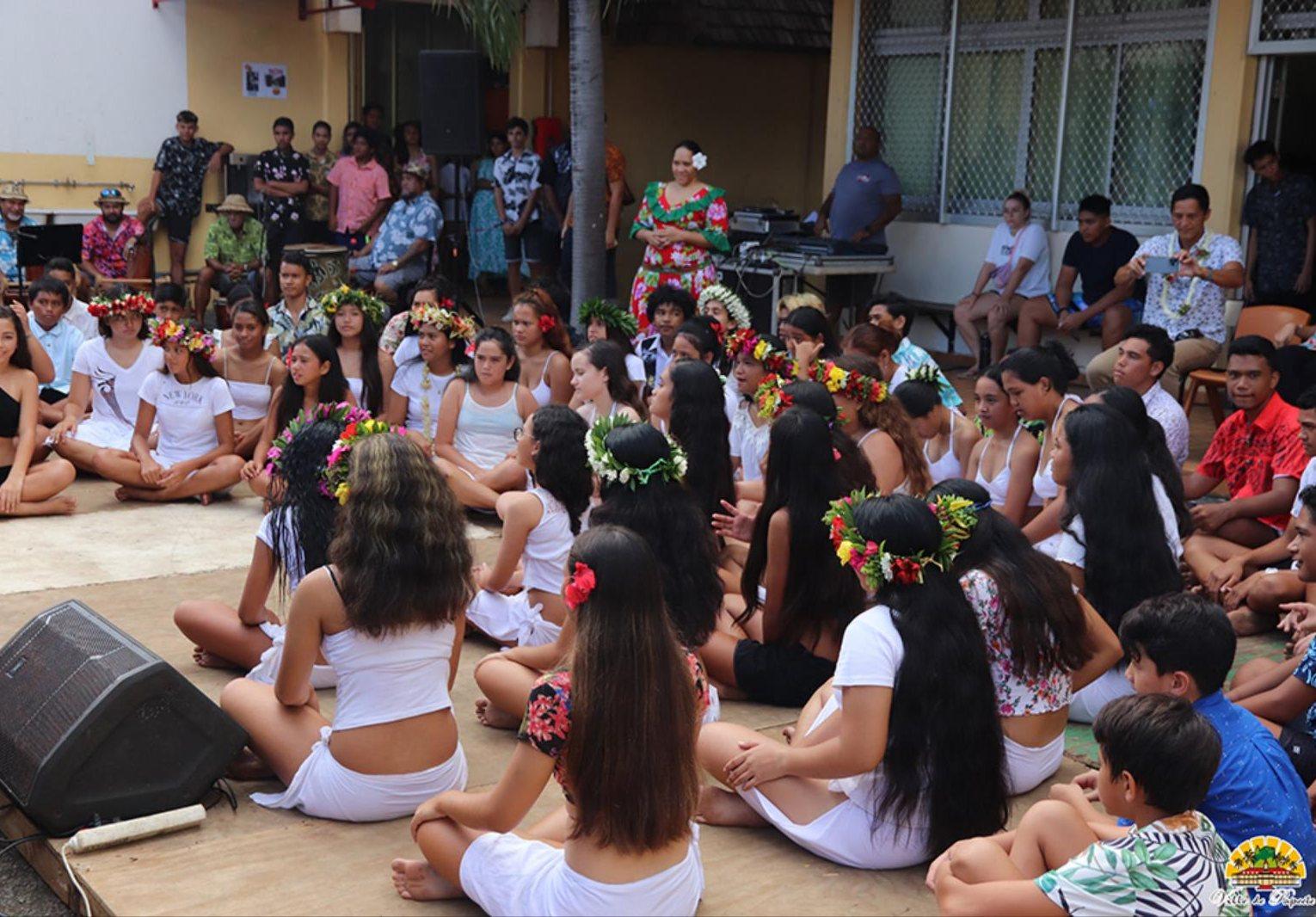 Danseuses du collège couronnées de fleurs, dans la cour