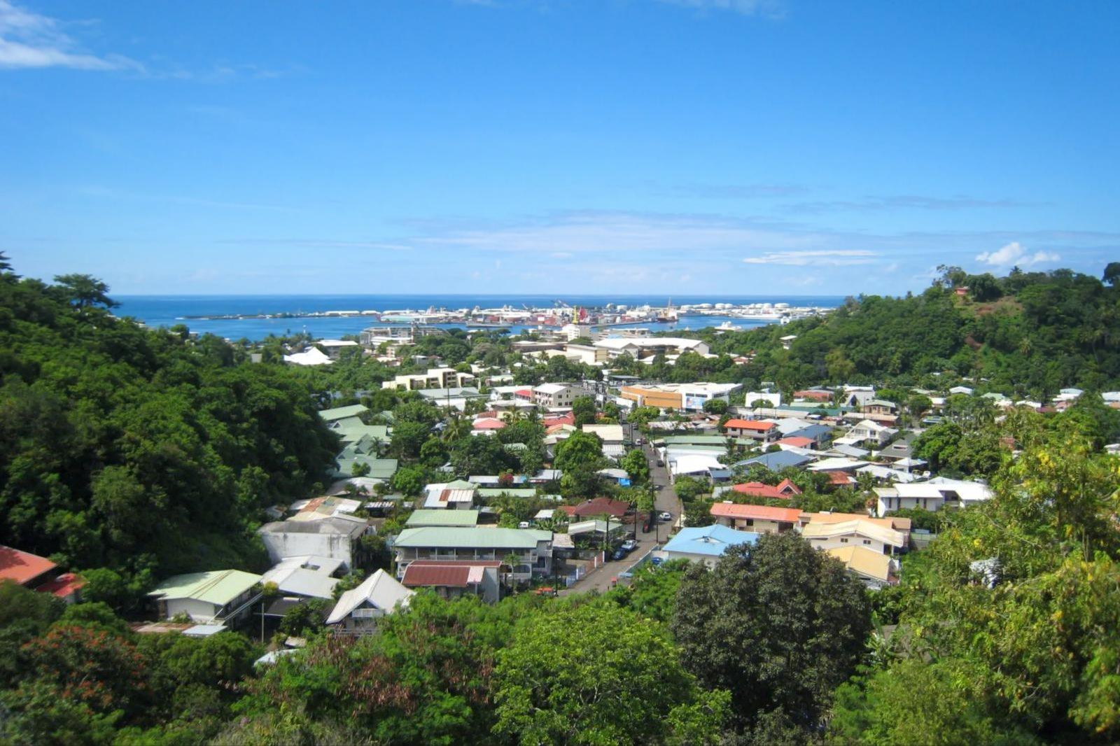 Vue de la vallée de Tipaerui jusqu'au port de Papeete et à l'océan